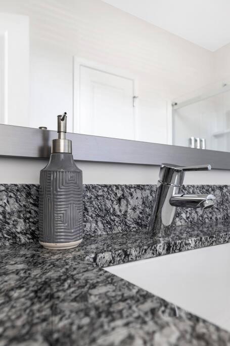Stylish New Condo In Concord Dış mekan fotoğraf